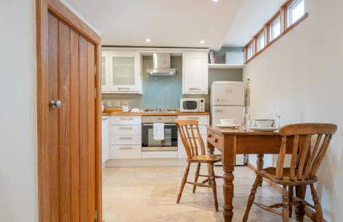 The Coach House - Beautiful Home in Cheltenham! - Photo 11