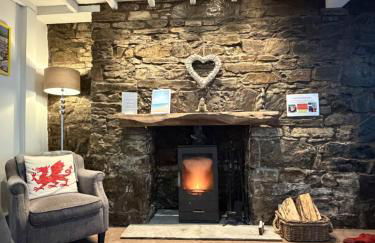 The Cwtch, Log Fire, Sleeps 6, Nr Zip World, Brecon and Bike Park Wales - Photo 1