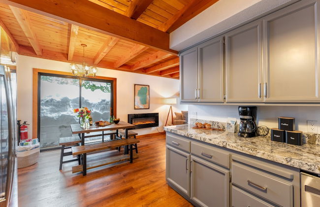 Indigo Owl by Avantstay Cabin w Firepit Minutes to Lake Slopes - Photo 16