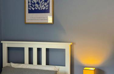 Modern Spacious 2 Bedroom House in Leigh, Free Parking - Foto 3