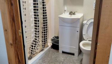 Comfortable Camping Cabins with View of the Cedar River for a Family Weekend Getaway - Foto 5