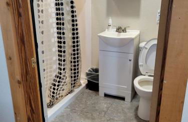 Comfortable Camping Cabins with View of the Cedar River for a Family Weekend Getaway - Foto 5