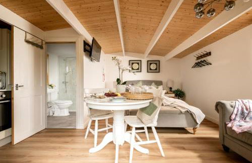 Hazel Tree Hut - Cosy Woodland Cabin with Private Hot Tub - Photo 14