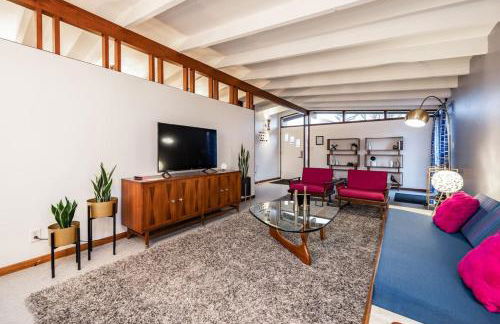 Mid-Century Style And Class In Quiet NE Location - Foto 11