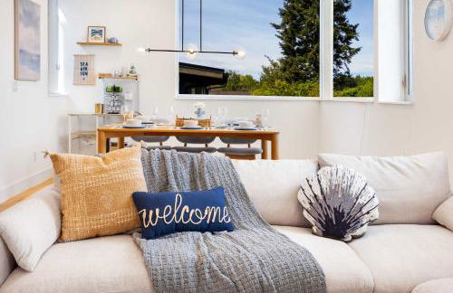 Ocean-Inspired 3B Modern Retreat w Kids Room - Foto 10