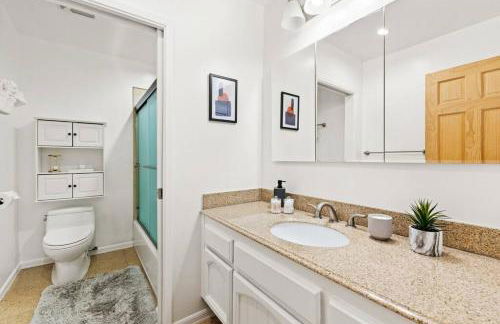 Majestic 5BR Villa with Guesthouse, Pool & Spa - Foto 35