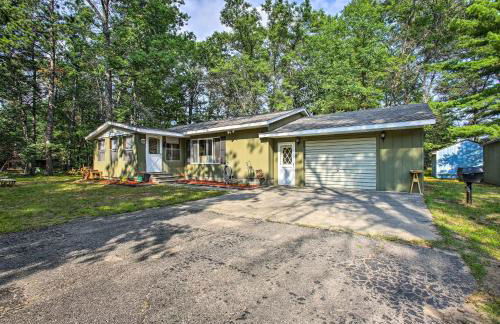 Higgins Lake Getaway with Fire Pit, Walk to Beach! - Foto 1