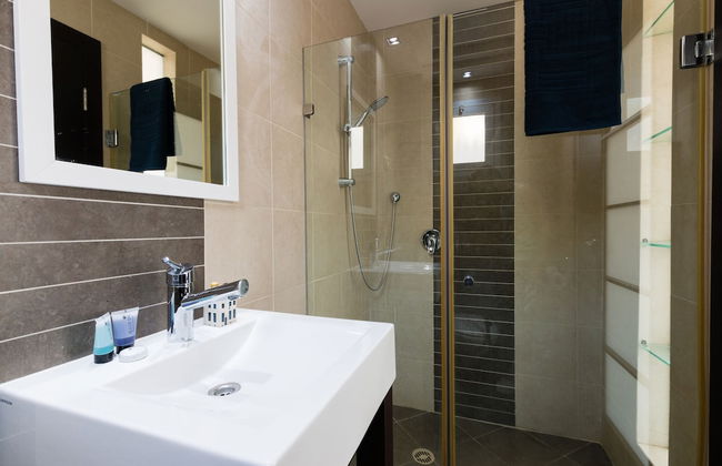 Apartment with Sauna, Hot Tub & Parking - Photo 28