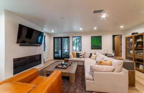 Spectacular New 4BR Townhome: Garage, Jacuzzi, BBQ - Photo 29