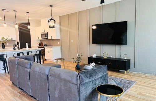 Loop, New Luxurious Large 3BR House, Sleeps 11 with Free Parking - Photo 62