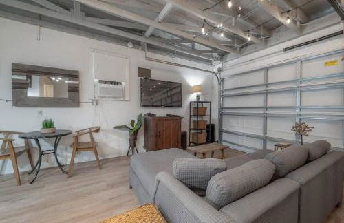 Ultimate Man Cave Garage studio minutes to Whatever YOU do - Foto 18