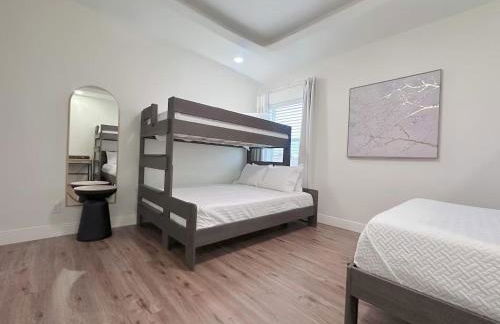 Luxurious Condo with Pool & Garage Close to Shopping - Foto 29