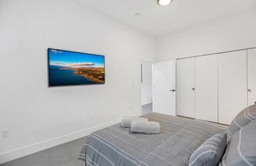 Up to 12 Guests! Modern villa near Wynwood - Photo 22