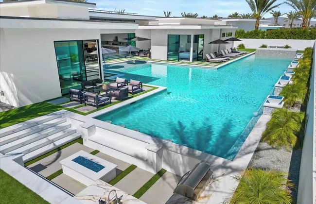 Sleeps 20 7-bedroom Villa w/ Pool, Putting Green & Hot Tub Bravo Villa #11 by Avantstay - Foto 2