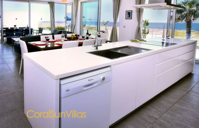 Blue - Beach Front Spectacular Villa Sleeps 10 - Foto 12