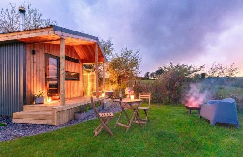 Luxury Glamping Cabin with Outdoor Bath on Cornish Meadow - Photo 3