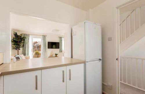 Spinnaker House-with Tesla Electric Charging Point - Photo 17