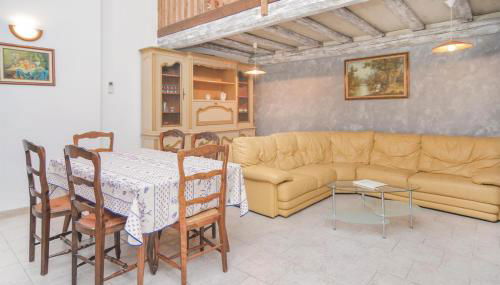 Nice Apartment In Le Sambuc With Wifi - Foto 3