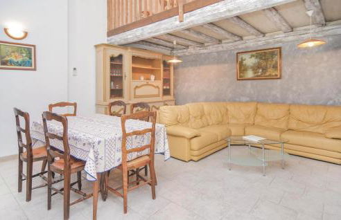 Nice Apartment In Le Sambuc With Wifi - Foto 3