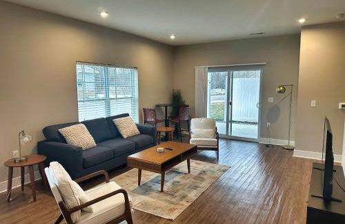 Modern 2BR 2BA New Build Condo with Garage & Patio - Foto 43