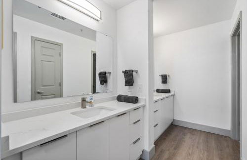 Bright Uptown Bliss - Free Parking, Walkable, Views - Foto 32