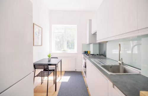 Bright, Spacious 2-bed, 5 mins from Tube, Sleeps 4 - Pass the Keys - Foto 15