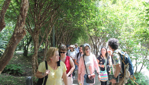 Tour privado por Envigado - Foto 4, Escuchando las explicaciones del guía