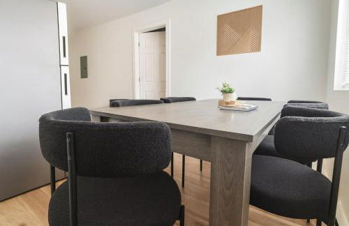 Chic 2BR Retreat Near OHare Free Parking - Foto 16