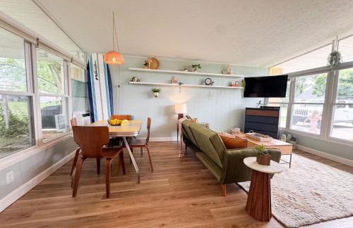 Mid-Century Modern Themed Home with Outdoor Hot Tub - Foto 32