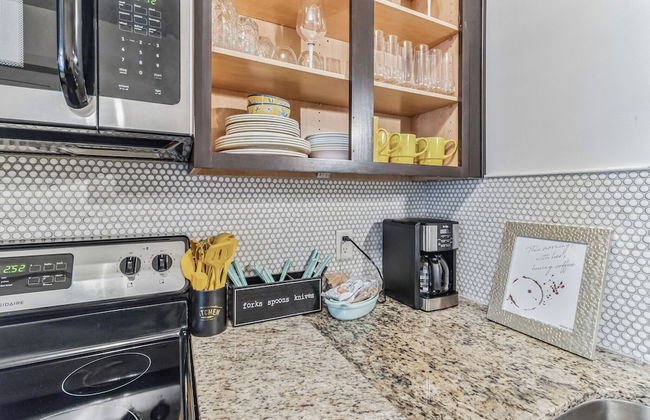 Dream Condo in Desirable West End! - Foto 9