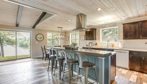 Tranquil Lakefront Cabin Fire Pit, Grill and Patio - Foto 2