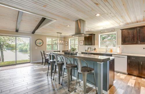 Tranquil Lakefront Cabin Fire Pit, Grill and Patio - Foto 2