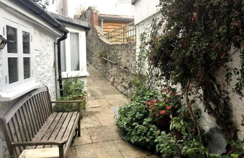 Lyme Clifftop Hideaway - Photo 11