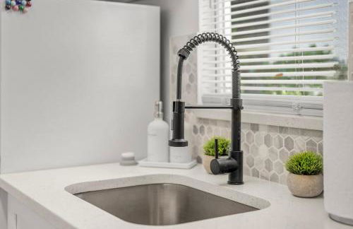 Bright and Airy Apartment on Flamingo Dr - Foto 27