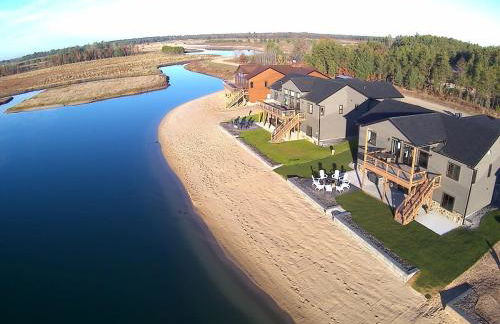 Lakefront, Private Beach, Garage Bar, Near WI Dells, King Beds, Sleeps 16, Near Ski Hills - Foto 2