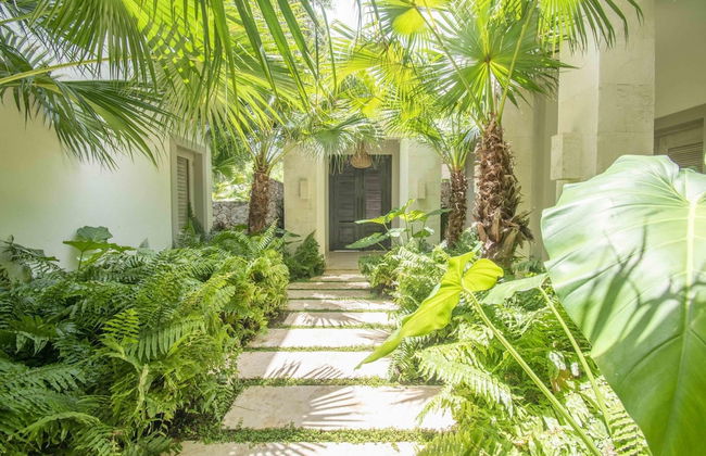 Stylish Fully-staffed Villa Near Beach and Lagoons in Exclusive Golf Resort - Photo 17