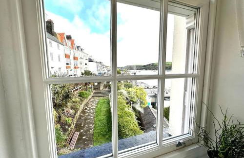 Riverside Apartment with Stunning Views & Patio - Foto 6