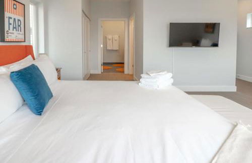 Beautiful Modern 3BR in the Grove ABODEbucks - Photo 30