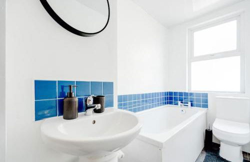 Stunning 5 bedroom home Wirral Birkenhead Sleeps 9- Free Parking-5G Internet - Foto 17