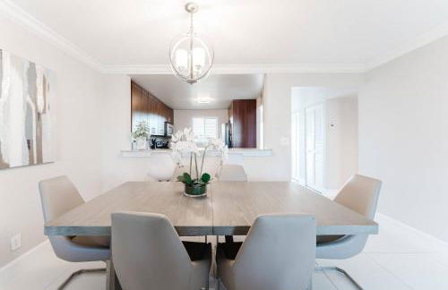 Boca Beachside 2BR 2BA with Pool and Balcony Steps to Sand - Foto 8