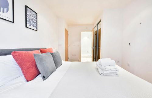 Bright Riverside 2 Bed Haven with Balcony - Modern Comfort in Battersea - Foto 16