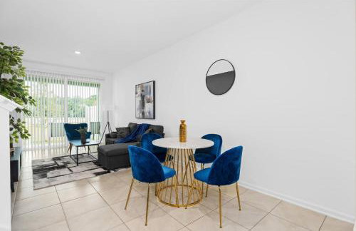 Luxe 2BR Townhome | Pool | Close to Beach - Foto 2