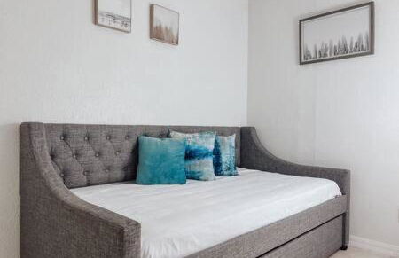 Blisscapade Pool Movie Theater Games Backyard - Foto 12