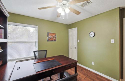 DFW Getaway - 4 Bedrooms Pool Oasis Media Room - Photo 36