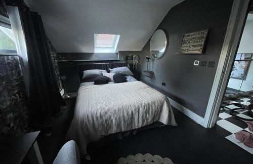 Artsy Retreat - Sleeps 6 Free Parking & Balcony - Photo 34