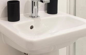 Spacious 2-Bed House, Free Parking, Fast Wi-Fi, Netflix, Contractors Welcome - Photo 4