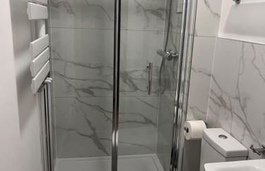 Beautiful stylish 2 bed apartment with free parking - Photo 15