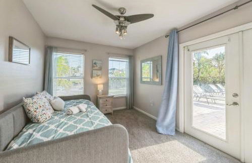 456 Stunning Canal-Front Home with Heated Pool - Foto 18