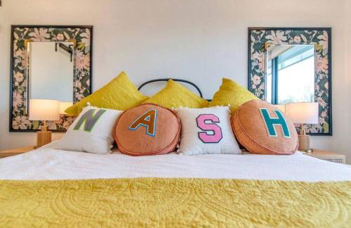 Stylish downtown condo w/ pool & parking - Foto 12