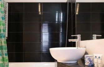 Modern Flat with Balcony & Garage by HostWise - Foto 22